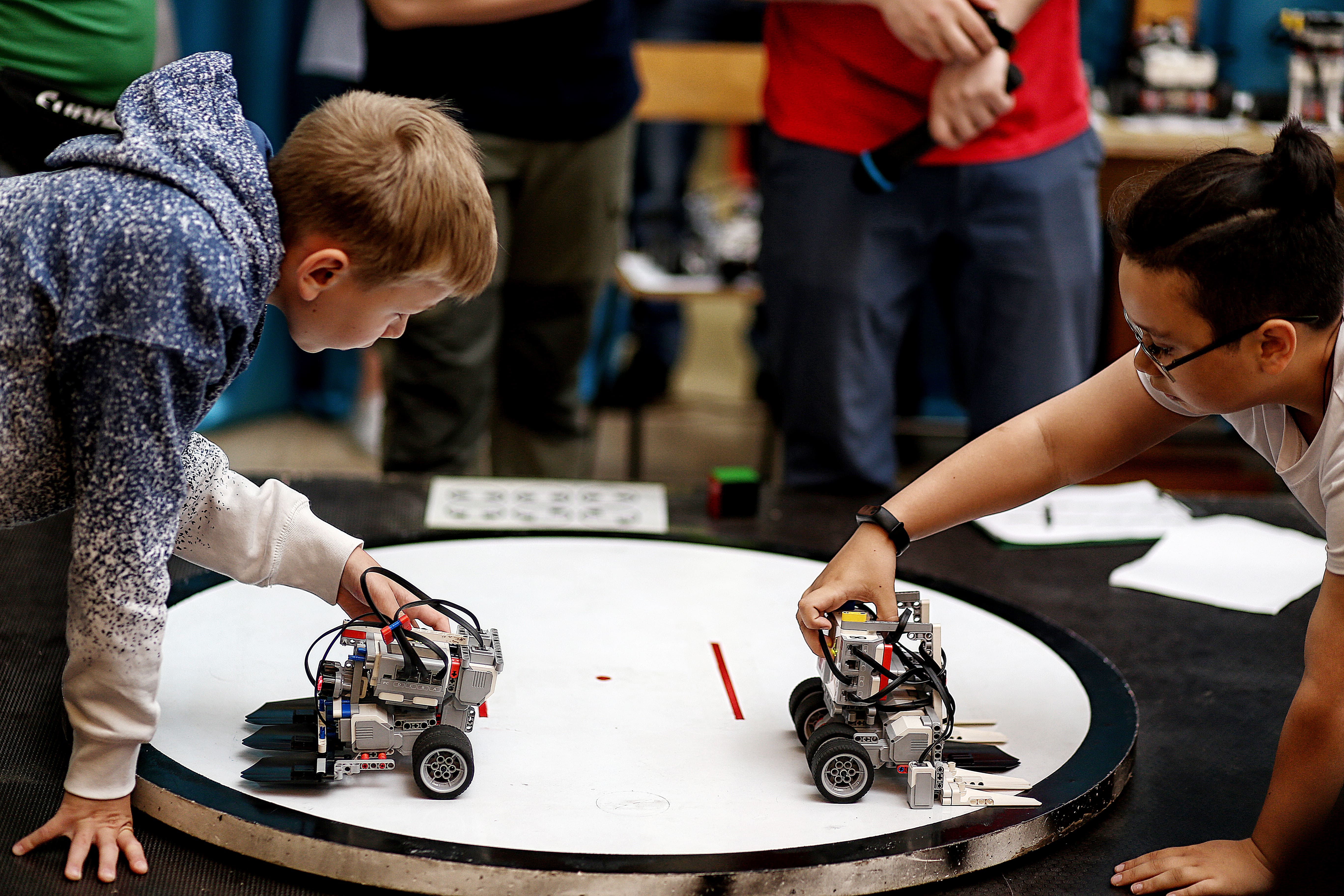 Соревнования роботов. Состязание роботов. Турнир по робототехнике. Состязание роботов. Соревнования роботов.